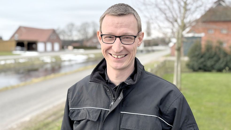 Helge Peters (36) aus Großefehn hat sein Unternehmen HP Sonderlösungen 2023 gegründet – jetzt will er im Wiesmoorer Gewerbegebiet D11 neu bauen. Foto: Nicole Böning