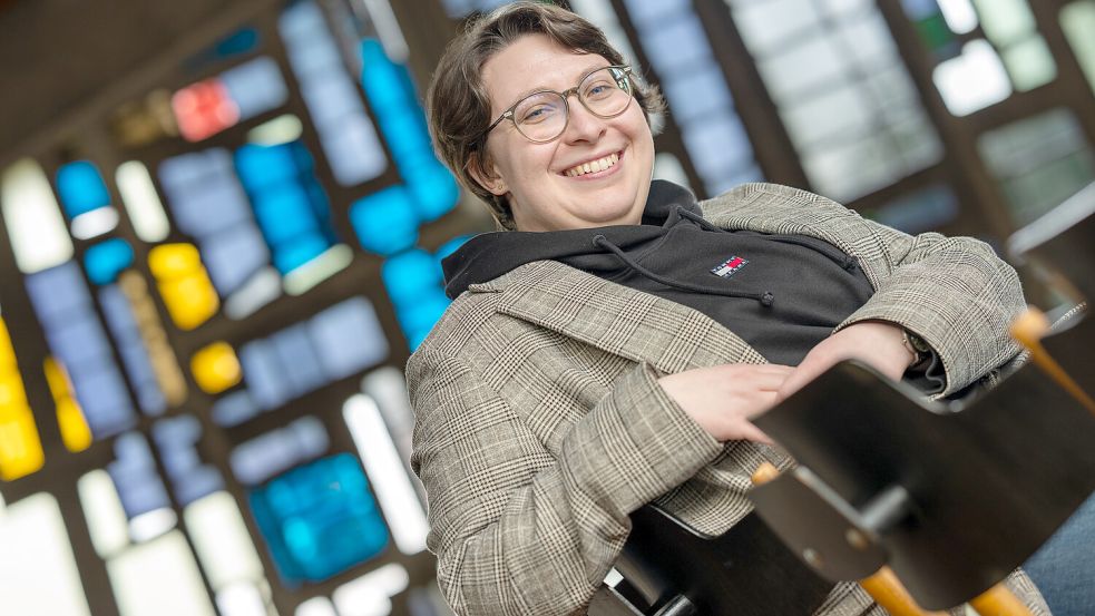 Julia Leppke ist seit Anfang Februar 2026 Pastorin in der Versöhnungskirche in Hinrichsfehn. Sie tritt die Nachfolge von Pastor Rainer Münch an, der jetzt in der Nachbarschaft wohnt. Foto: Klaus Ortgies