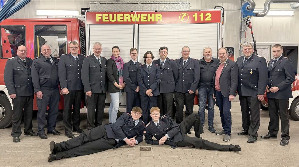 Die Feuerwehr Wiesens und ihre Gäste auf der Jahreshauptversammlung (hintere Reihe, von links): Heinz Hollwedel, Stefan Fisser, Enno Campen, Eckhard Garrelts, Sarah Buss, Hilko Becker, Sophie Flammer, Stefan Brandes, Georg Greß, Gerhard Wulff, Artur Mannott, Hinrich Campen und Erik Hinz sowie (vorne, von links): Luca Hanssen und M. Campen. Foto: Diana Stöhr-Aeilts