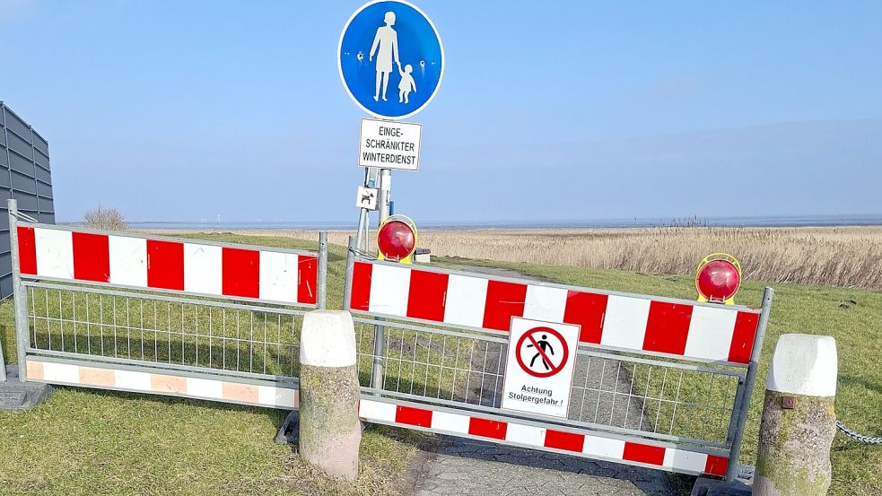 Im Hafen Norddeich musste der Rundweg auf dem Hafendamm im Hafendeich wegen mehrerer Stolperstellen infolge des Frosts vorsorglich gesperrt werden. Foto: Schneider/NPorts