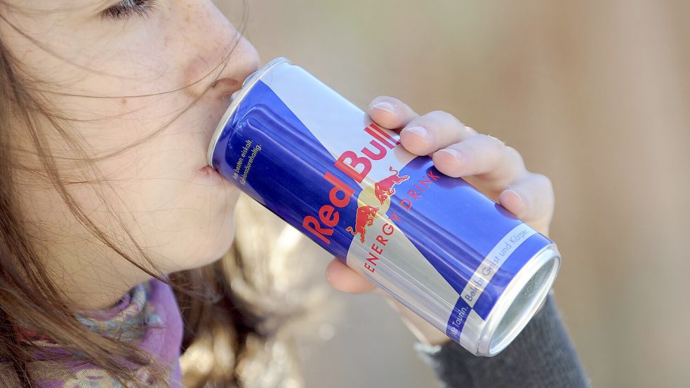Besonders viele Minderjährige konsumieren regelmäßig Energydrinks. Foto: imago images / Sven Simon