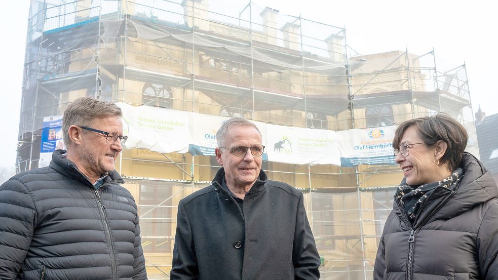 Eigentümer Anteus Focken (von links), Stefan Scheebaum, Geschäftsführer der Ostfriesischen Gesellschaft für psychische und soziale Gesundheit, und Objektverwalterin Susanne Vogel sind sich einig. Foto: Klaus Ortgies