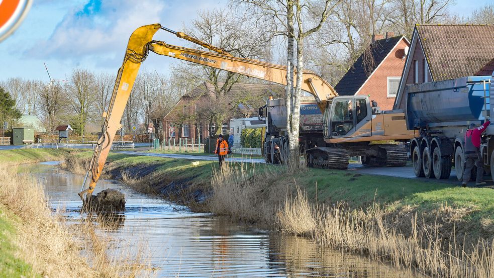 Aktuell lässt die Gemeinde Moormerland die Westerwieke in Jheringsfehn ausbaggern – wie auf diesem Bild aus dem Jahr 2023. Foto: Klaus Ortgies/Archiv