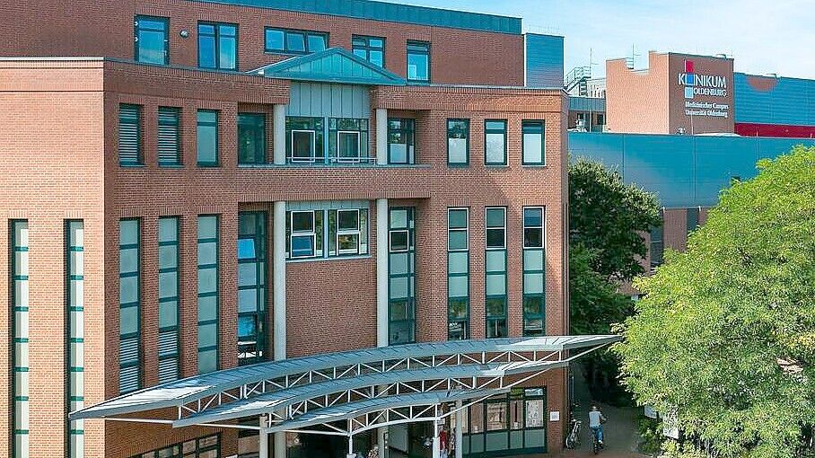Das Klinikum Oldenburg in Kreyenbrück ist für zahlreiche Krebsarten als Onkologiezentrum gelistet: Dazu gehören Tumorerkrankungen von Kopf, Hals und Speiseröhre, Brust und Gynäkologie, Bauchspeicheldrüse, Darm, Niere, Penis und Prostata. Zertifiziert ist das Krankenhaus außerdem für Hautkrebs und Kinderonkologie sowie für sogenannte hämatologische Neoplasien (Blut, Knochenmark, Lymphe). Foto: Lukas Lehmann/Stadt Oldenburg