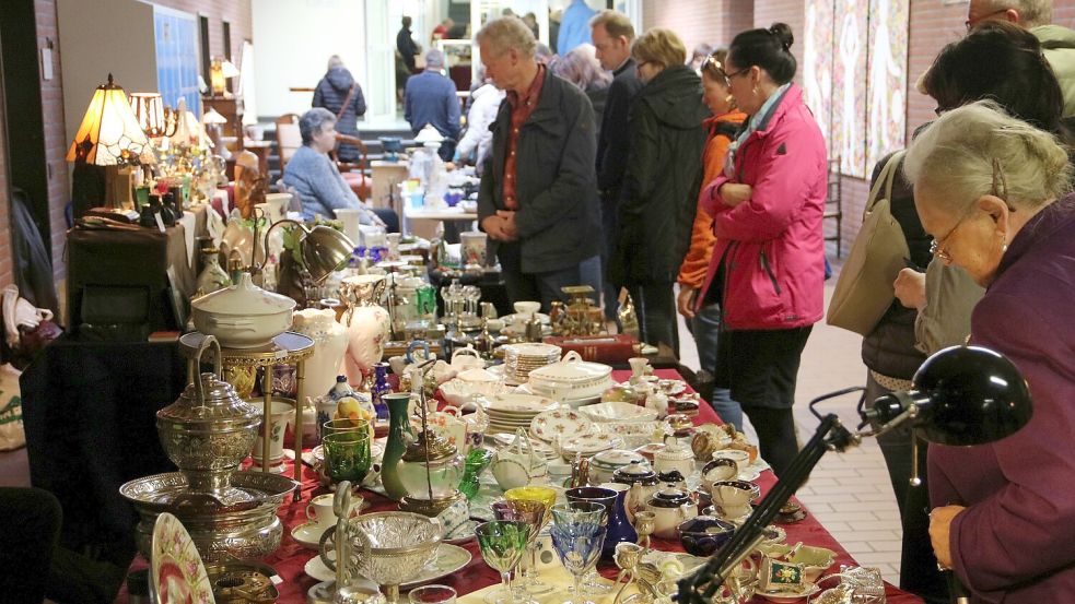 An rund 40 Ständen gibt es beim Antikmarkt in der Emsschule in Leer vieles zu entdecken. Foto: Läuft!Events