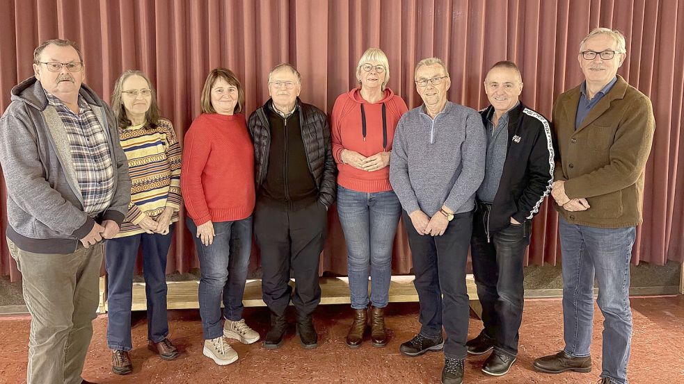 Den Vorstand des SPD-Ortsvereins Möhlenwarf bilden (von links): Richard Bloem, Eike Müller, Heike Cassens, Wilfried Hoffbauer, Sigrid Smit, Hans-Ludwig Timmer und Garrelt Janssen. Vorsitzender ist Helmut Geuken. Foto: privat