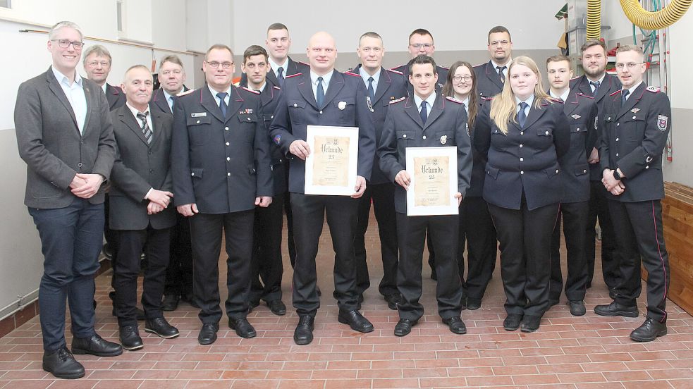Auf dem Foto sind die ernannten, beförderten, gewählten und geehrten Kameradinnen und Kameraden mit ihren Gästen auf der Jahreshauptversammlung in Weenermoor zu sehen (von links): Weeners Bürgermeister Heiko Abbas, Hans-Georg Duhm, Ortsvorsteher Garrelt Janssen, Hans-Jürgen Yzer, Stadtbrandmeister Jörg Fisser, Timo Meeuw, stellvertretender Ortsbrandmeister Vincent Hassler, Ingo Wolters (mit Urkunde), Andy Yzer, Uwe Barth (mit Urkunde), Florian Holtkamp, Tomke Ostendorp, Jayden Donderwinkel, Anke Yzer, Caylen Ulver, Wenko Kuper und Ortsbrandmeister Nico Diddens. Foto: Feuerwehr / Joachim Rand