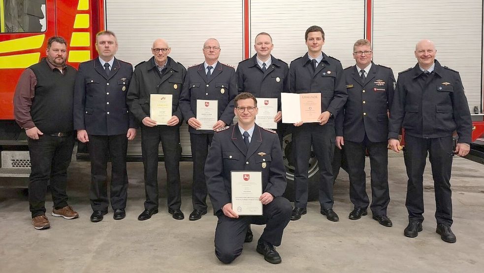 Der stellvertretende Bürgermeister Rainer Smidt (von links) und Gemeindebrandmeister Jan Remmers gratulierten Günter Plöger, Gerhard Beerens, Johann Bödeker, Florian Heppner sowie Jörg Rösing (knieend) zur Auszeichnung. Mit dabei waren der stellvertretende Brandabschnittsleiter Holger Bleicher und der stellvertretende Gemeindebrandmeister Stephan Hilbrands. Foto: privat