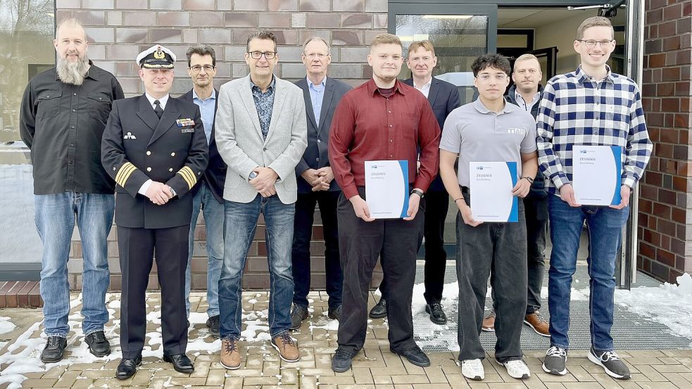 Das Foto zeigt Gerd-Peter Mumme (Leiter Ausbildungswerkstatt Weener), Fregattenkapitän Schulz, Lothar Brandt (Prüfungsausschuss), Harm Janssen (Vorsitzender Prüfungsausschuss), Helmut Janßen (Prüfungsausschuss), Absolvent Vitalij Gavrilyuk, Jens-Peter Grest (Prüfungsausschuss), Absolvent Lorenz Hellmers (Firma TAS), Thomas Greve (Ausbilder TAS) und Tobias Pötker (Absolvent). Foto: privat