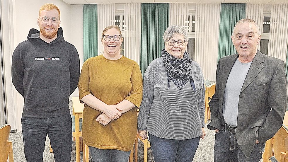 Den Vorstand der Theatergruppe Möhlenwarf/Weenermoor bilden (von links): Marcel Frey, Martina Scheer, Waltraud Dreesmann und Garrelt Janssen. Foto: Bodo Wolters