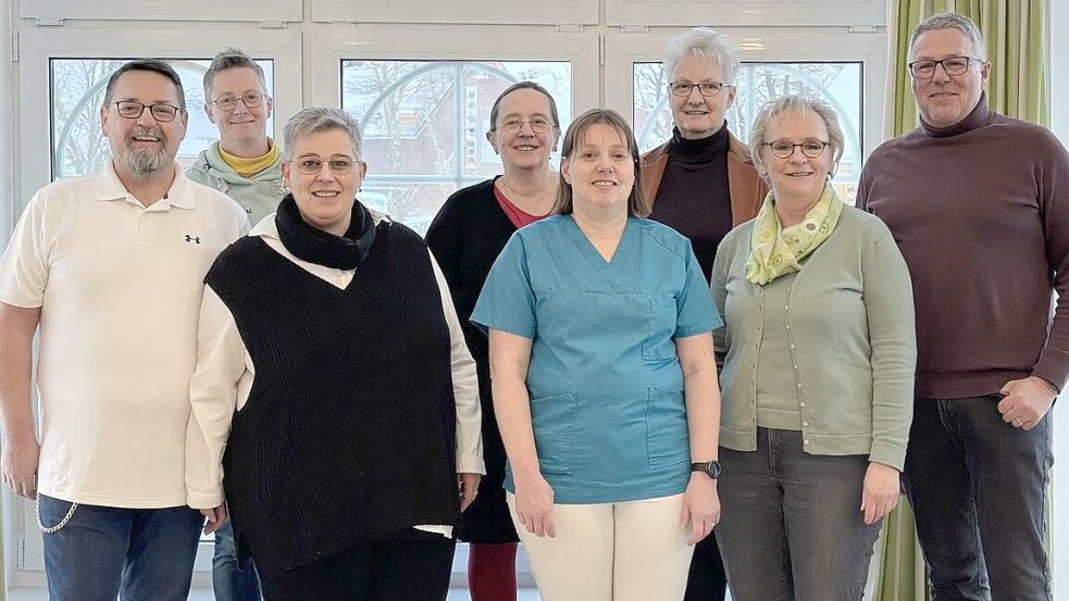 Ein besonderer Dank von Heimleiter und Geschäftsführer Christoph Leßnig (rechts) geht an die Jubilare, die bereits seit 2001 im Haus am Königsmoor tätig sind (von links): Andreas Remmers (exam. Altenpfleger), Tanja Buss (Pflegedienstleitung), Nadine Remmers (exam. Altenpflegerin, Wohnbereichsleitung), Karin Schüür (exam. Altenpflegerin), Wiltraut Severings (Hauswirtschaftsdienst), Dora-Thea Buss (ehrenamtliche Mitarbeiterin) und Anita Rocker (Prokuristin, Verwaltungsleitung). Foto: privat