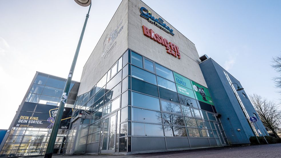 Gewaltig und groß genug auch für die Systemgastronomie: das leerstehende Lokal im Gebäude am Wasserturm. Fotos: Klaus Ortgies