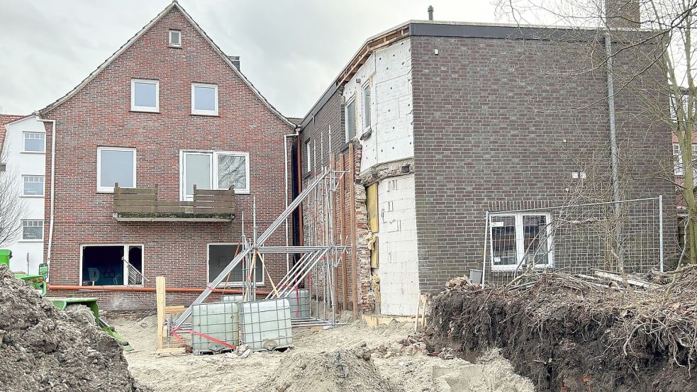 Das THW verbaute viel Gerüstmaterial und ein Schwelljoch im einsturzgefährdeten Haus. Foto: Matthias Hippen