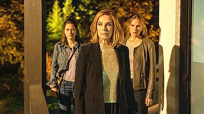 Christian Bachs ZDF-Debüt „In fremden Händen“ ist als klassischer Dreiakter konzipiert. Désirée Nosbusch (Mitte) spielt darin die nur scheinbar fürsorgliche Karola. Foto: ZDF/Susanne Bernhard