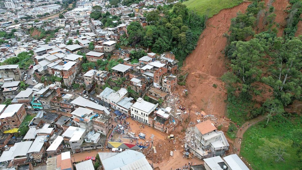 Mehrere Häuser sind bei den Überschwemmungen eingestürzt. Foto: Silvia Izquierdo/AP/dpa
