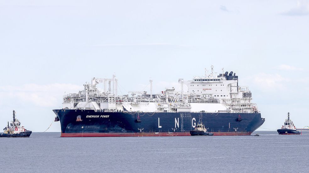 Die Erdgasimporte über das LNG-Terminal auf Rügen sind kräftig angestiegen. Auch die Ukraine profitiert nun davon. Foto: IMAGO/Jens Koehler