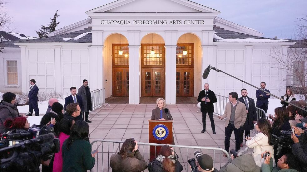 Sie habe Epstein nie getroffen - sagt die ehemalige Außenministerin Hillary Clinton nach ihrer Befragung vor Journalisten. Foto: Yuki Iwamura/AP/dpa