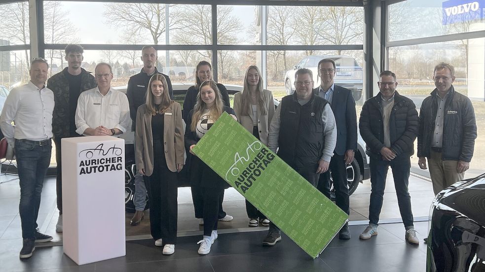 Zehn Autohäuser machen sich bereit für den Auricher Autotag (von links): Mareck Tuitjer (Janssen Automobile), Kris Stubbe (Wandscher Gruppe), Bernd Sohnemann (Janssen Automobile), Daniel von Löwenstein (Autohaus Senger), Ina Boguslawski (Autohaus Senger), Uta Immoor (Autohaus Immoor), Kimberly Karsupke (Autohaus Tekken), Amke Immoor (Autohaus Immoor), Henning Leu (Auto Ubben), Focko Westerbur (Hiro Automarkt), Bernd Jägle-Cassens (Autohaus Gebr. Schwarte) und Michael Schunke (Autohaus Schunke). Foto: Jurij Babanin