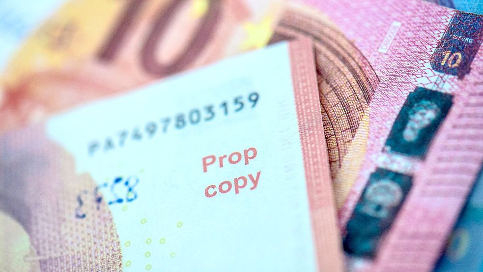 Solches Spielgeld kann man im Internet bestellen, Kriminelle nutzen das aus und versuchen, die Scheine als echte in Umlauf zu bringen. (Archivbild) Foto: Boris Roessler