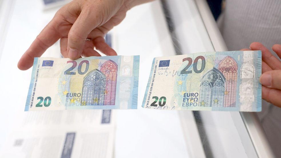 Wer genau hinschaut, kann leicht einen echten von einem gefälschten Schein unterscheiden. (Archivbild) Foto: Christian Charisius