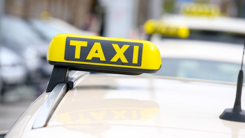 Bahn oder Bus sollen für die Heimfahrt nach einem Krankenhausaufenthalt genutzt werden, empfehlen die Krankenkassen – viele Menschen entscheiden sich trotzdem für ein Taxi. Symbolfoto: Jonas Walzberg/dpa