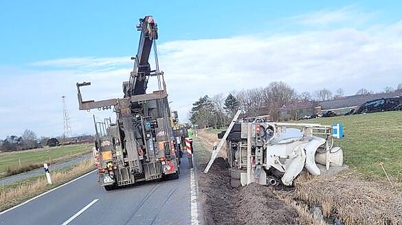 Der Betonmischer war am Donnerstag in die Berme geraten und umgekippt. Foto: Heinz Wagenaar
