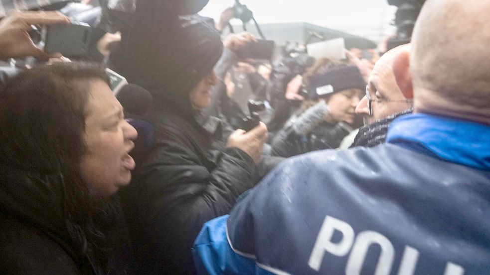 Angehörige konfrontieren Barbesitzer Moretti mit Wut und Trauer. (Archivbild) Foto: Alessandro Della Valle