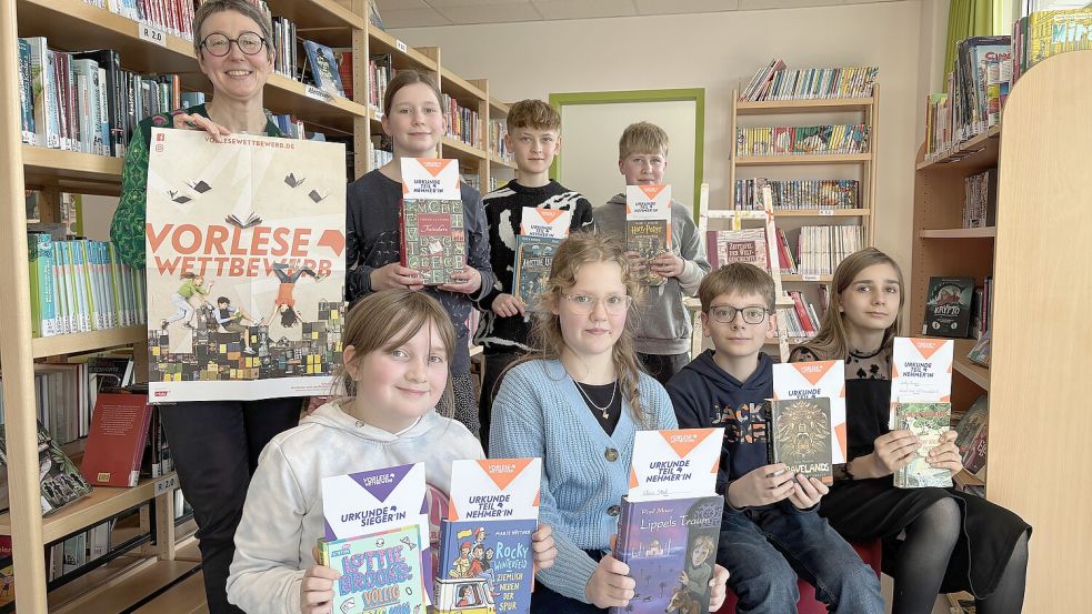 Angetreten zum Vorlesewettbewerb: Katja Zimmer-Rapp (hinten) Lene Wentrup (FCSO Moordorf), Jannis Hinrichs (IGS Aurich), Bente Jungenkrüger (IGS Ihlow), Silke Scherf (vorne links, Gymnasium Ulricianum), Elina Steck (Realschule Aurich), Sebastian Heeren (Gymnasium Ulricianum) und Jacky Bingen (KGS Großefehn). Foto: Mieke Matthes