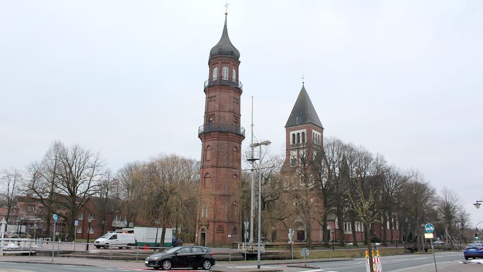 Einen großen Sanierungsbedarf hat der Alte Turm (links) am Papenburger Obenende. Fotos: Christian Belling