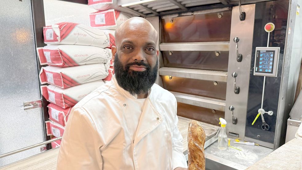 Der Gewinner des Pariser Baguette-Wettstreits qualifizierte sich unter 143 teilnehmenden Bäckereien. Foto: Michael Evers/dpa