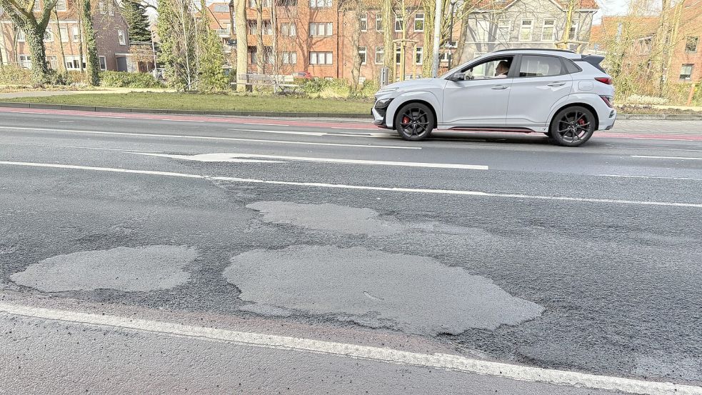 Auf der Jungfernbrückstraße sind einige Schlaglöcher schon provisorisch geflickt. An anderen Stellen rumpelt es noch stark. Foto: Mona Hanssen