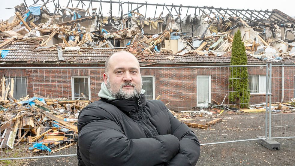 Tim Kaminski steht vor dem Hoteltrakt, den er abreißen lassen will. Foto: Klaus Ortgies/Archiv