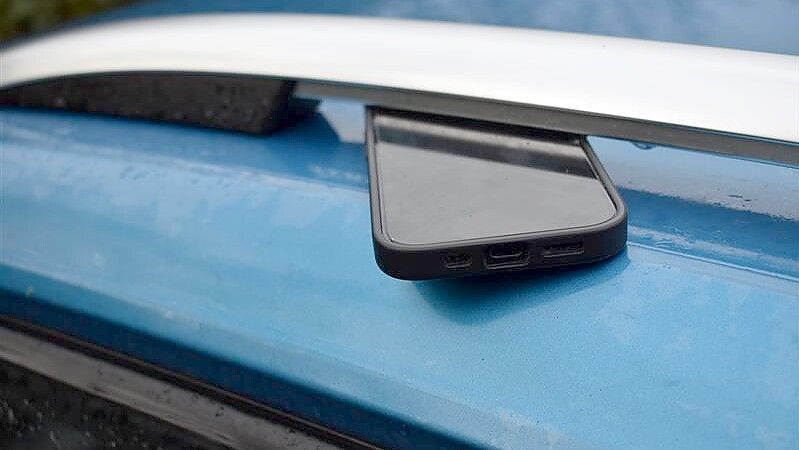 Ein von einem Autodach gefallenes Handy hat einen Großeinsatz der Feuerwehr ausgelöst. Symbolfoto: Henrik Zein