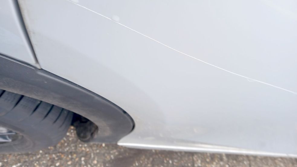 Das Auto stand beschädigt am Straßenrand. Foto: privat