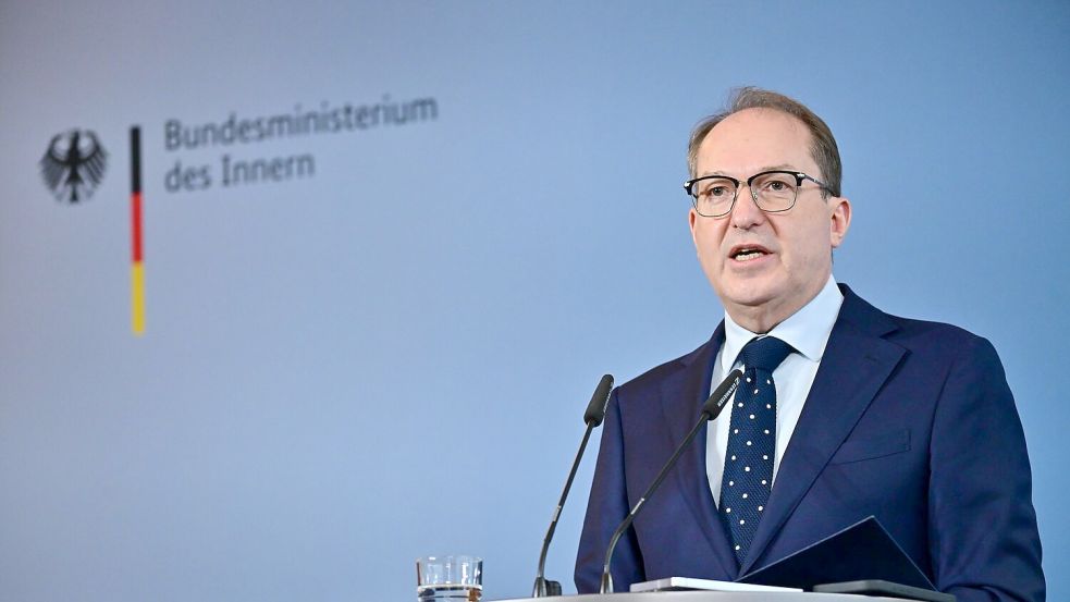 Nach dem Etappensieg der AfD vor Gericht lässt Dobrindt sein Haus ein wichtiges Gutachten nachprüfen. Foto: Sebastian Christoph Gollnow/dpa