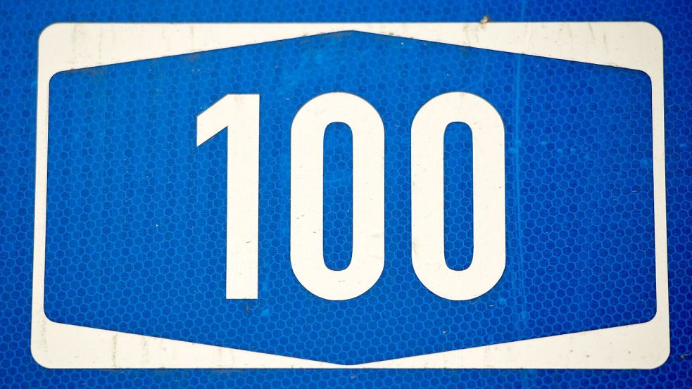 ARCHIV - 18.02.2014, Berlin: Ein Autobahnschild der Autobahn 100. (zu dpa: „A100: Zwei Tunnel nachts dicht - Einschränkungen ab Montag“) Foto: Daniel Naupold/dpa +++ dpa-Bildfunk +++ Foto: Daniel Naupold