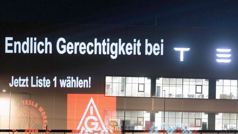 Die IG Metall Berlin-Brandenburg-Sachsen setzt sich für einen Tariflohn bei Tesla in Grünheide ein, den die Werksleitung ablehnt. Foto: Carsten Koall/dpa
