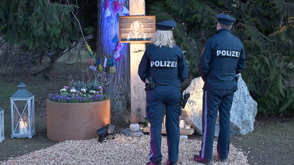 Im Partenkirchener Kurpark erinnert ein Gedenkort an die Ex-Biathletin. Foto: Felix Hörhager