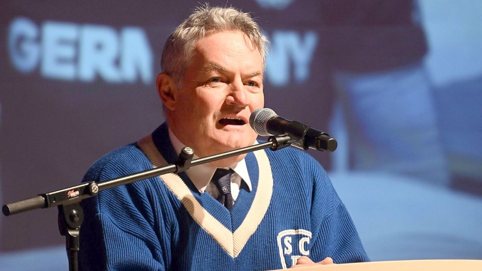 Michael Maurer, Präsident des Skiclubs Partenkirchen, würdigt Laura Dahlmeier. Foto: Felix Hörhager