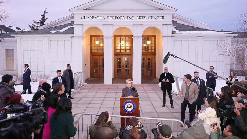 Sie habe Epstein nie getroffen, sagt die ehemalige Außenministerin Hillary Clinton nach ihrer Befragung vor Journalisten. Foto: Yuki Iwamura/AP/dpa