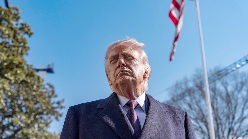 Trump gefällt es nach eigenen Angaben nicht, dass Clinton unter Eid aussagen muss. Foto: Alex Brandon/AP/dpa