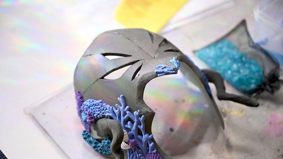 Neben ihrem aktuellen Kostüm arbeitet sie an einer Maske aus Foam Clay. Foto: Jennifer Brückner