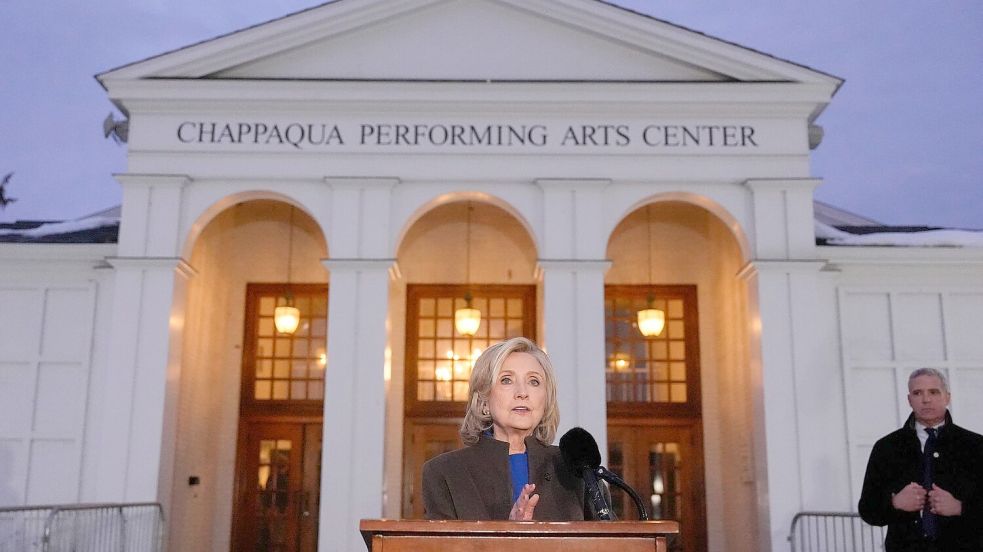 Hillary Clinton trat nach ihrer Befragung vor die Presse, Bill Clinton nach seiner nicht. Foto: Yuki Iwamura/AP/dpa