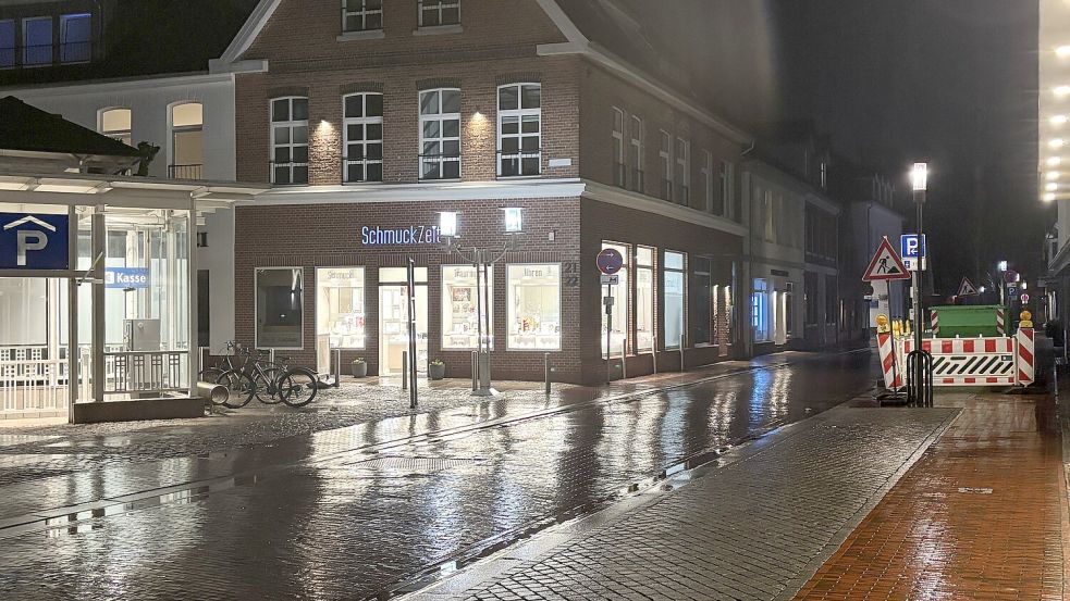 Die polizeilichen Ermittlungen im Juweliergeschäft dauerten bis in den Abend an. Foto: Karin Böhmer
