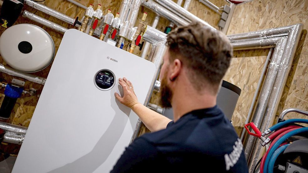 Häufig werden sich Eigentümer für eine Wärmepumpe entscheiden, glaubt Wirtschaftsministerin Reiche. (Illustration) Foto: picture alliance/dpa