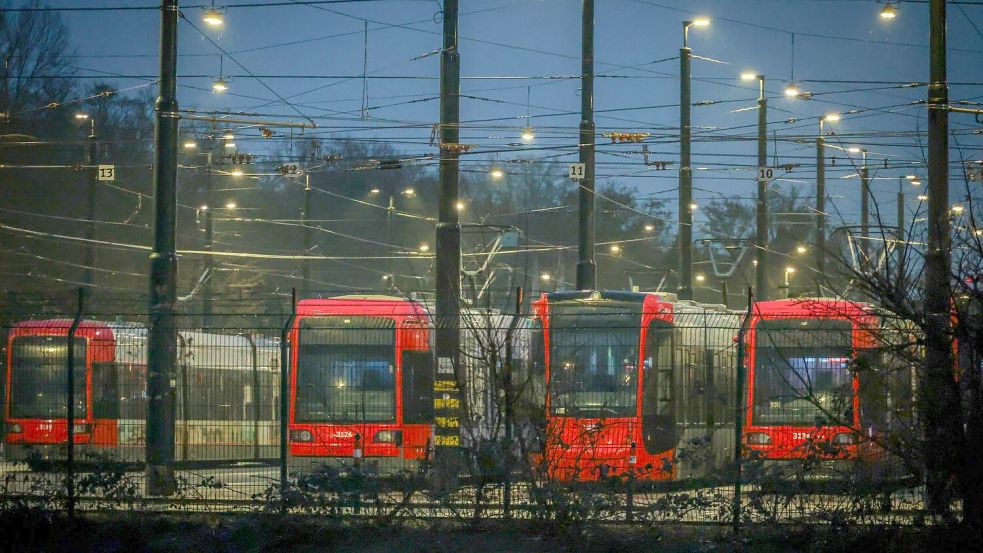 Stehen statt fahren - Straßenbahnen am Samstagmorgen in einem Depot in Bremen. Foto: Focke Strangmann