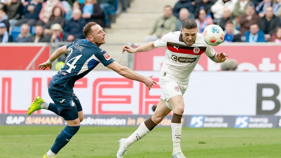 Mathias Pereira Lage köpft zum 1:0 für St. Pauli ein. Foto: Heiko Becker