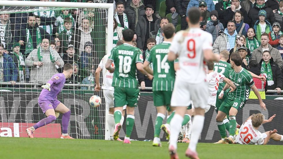 Jovan Milosevic (r. in Grün) trifft zum 1:0 für Werder Bremen gegen Heidenheim. Foto: Carmen Jaspersen