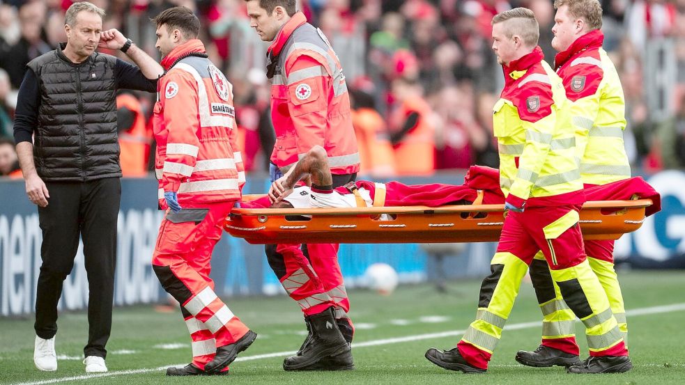 Für Bayer Leverkusens Arthur endete das Heimspiel gegen Mainz bitter. Foto: Marius Becker