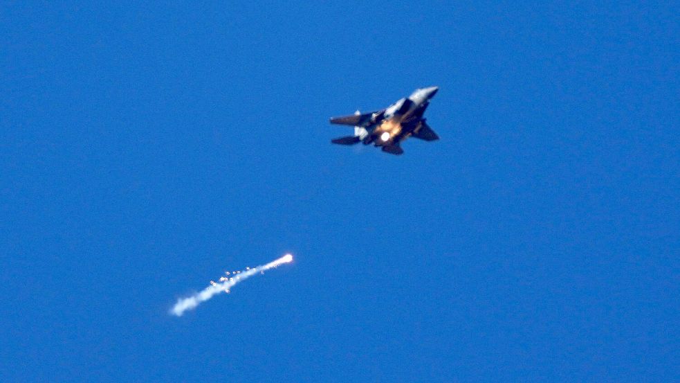 Israels Luftwaffe setzt ihre Angriffe fort. (Archivbild) Foto: Ariel Schalit/AP/dpa